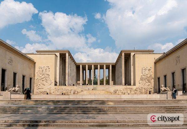 The courtyard and terraces of the Palais de Tokyo and the Musée d'Art Moderne, Paris