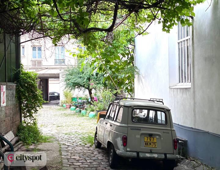 A hidden courtyard — Belleville