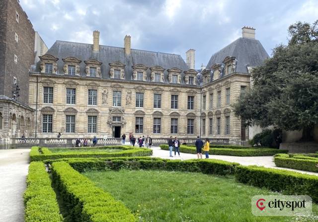 Hôtel de Sully and its garden — Le Marais