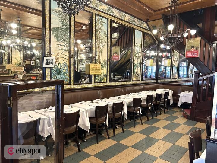 Brasserie Lipp — Belle Époque interior, boulevard Saint-Germain